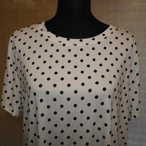 NWT- TORRID-White and Black Polka Dot Super Soft Tee Size 2 (18/20)